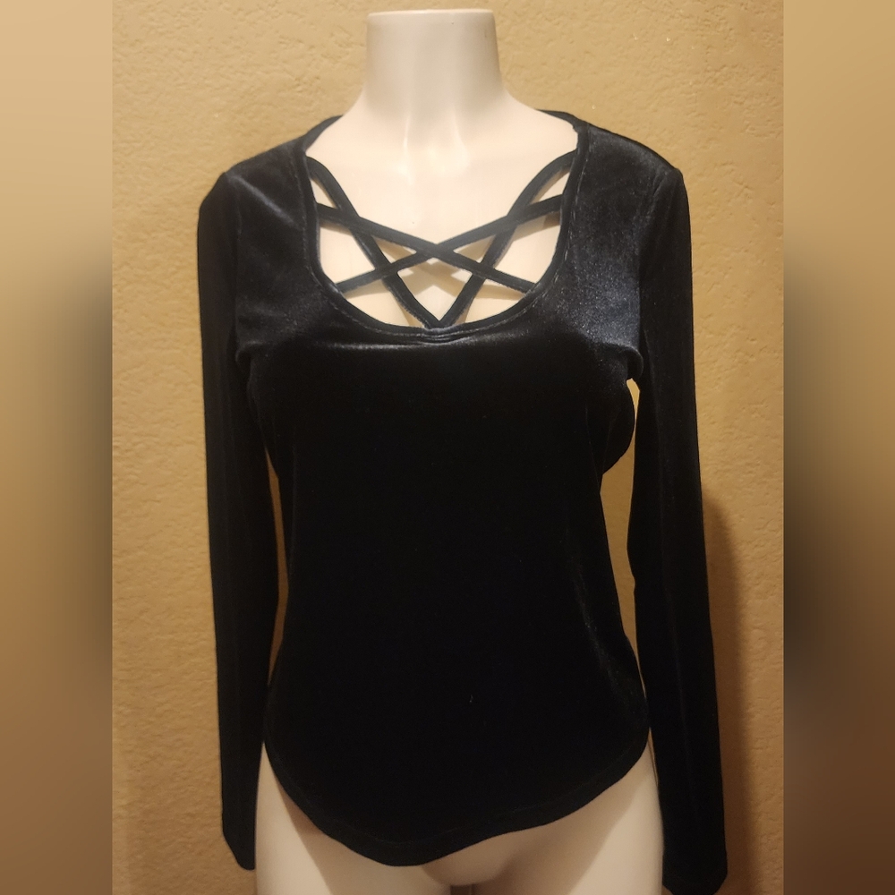 Hot Topic nwot  Black Velvet Top sz XS - Picture 2 of 7